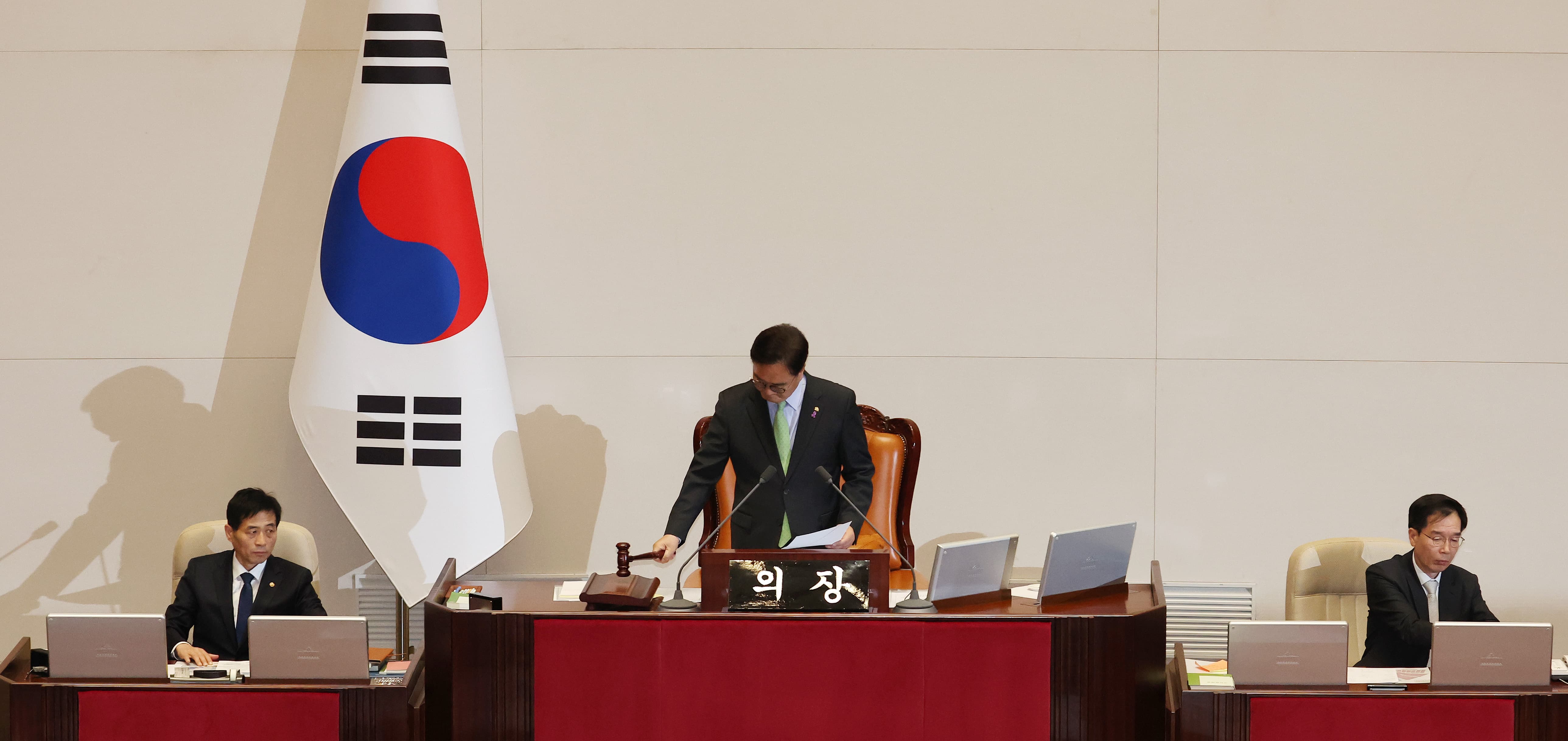 탄핵소추안 부결, 한국 경제에 닥친 총체적 위기 / 데일리바이트(DAILY BYTE)