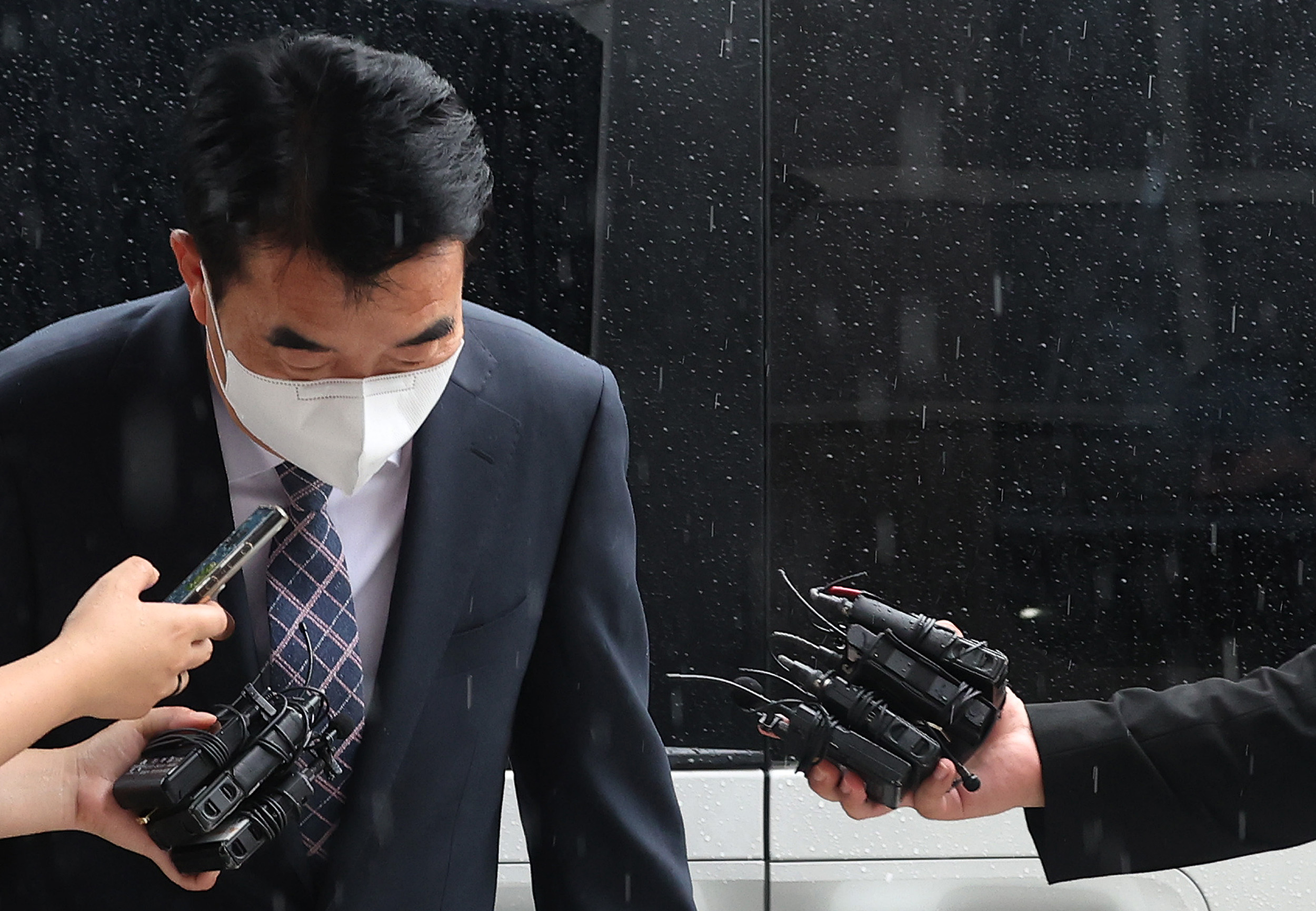 초록뱀그룹 원영식 회장, 결국 사퇴 / 데일리바이트(DAILY BYTE)